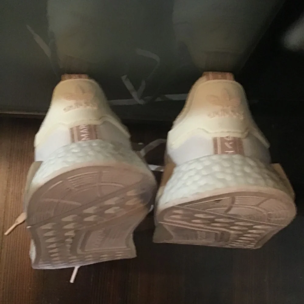 Adidas sneakers size 9.5 - Picture 3 of 5